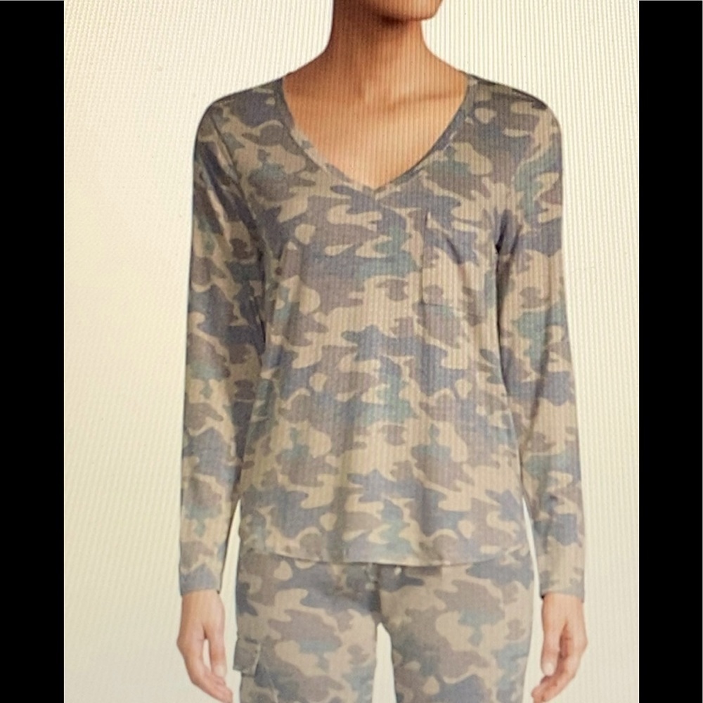 Tresics LS Camo V-neck Tee Sz M. NWT